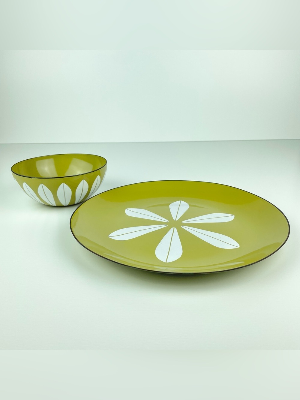 VTG CATHRINEHOLM Midcentury Avocado Lotus Enamel 10.25" Plate Bowl Set Enamelwar